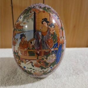 😁vintage hand-painted porcelain Satsuma-style decorative egg.